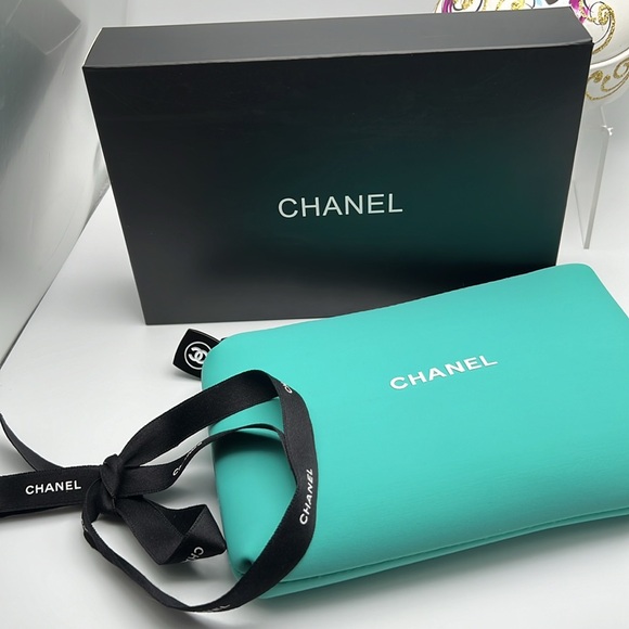 CHANEL Beauty Neoprene Cosmetic Bag CC Zipper Pull Charm Rare Tiffany Blue NWOT - Picture 17 of 17